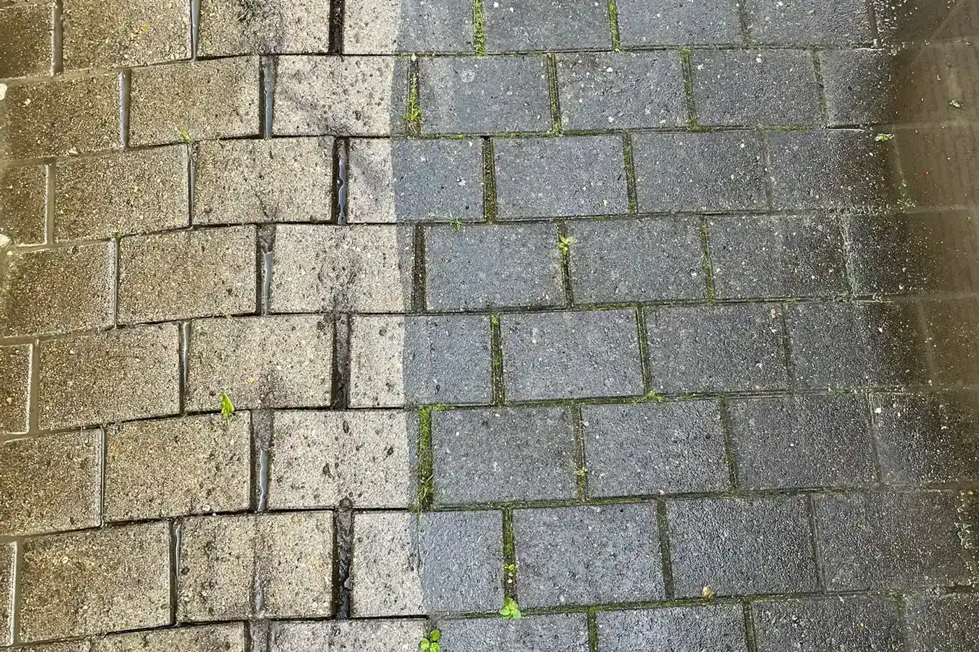 Belægning halvt renset, før og efter i ét billede