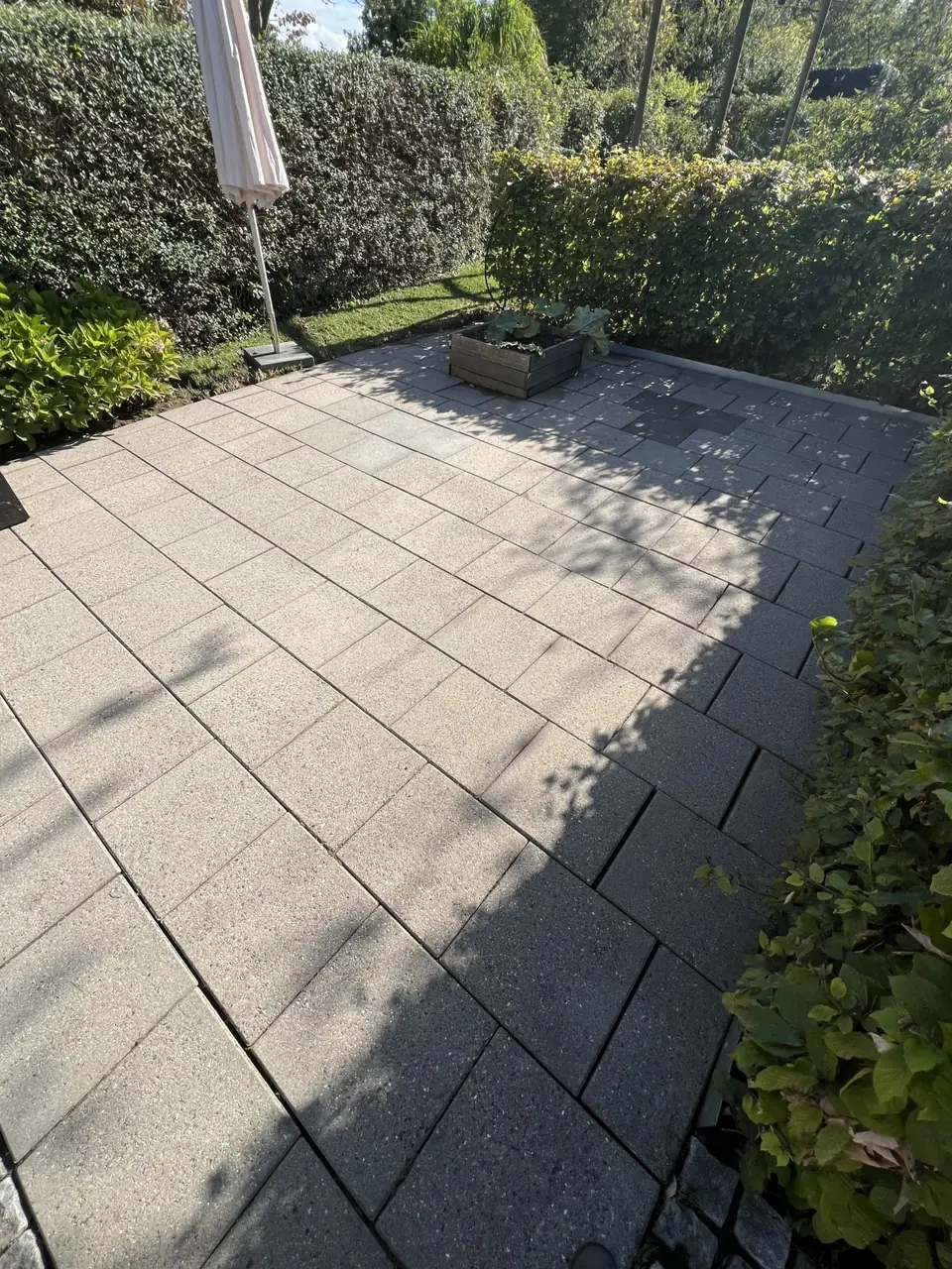 Samme terrasse efter fliserens