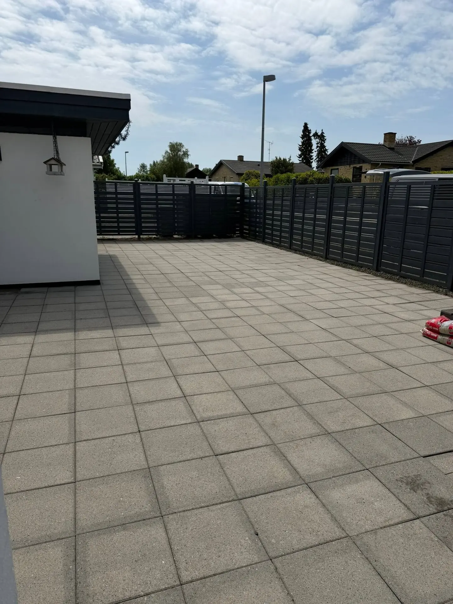 Samme terrasse efter fliserens