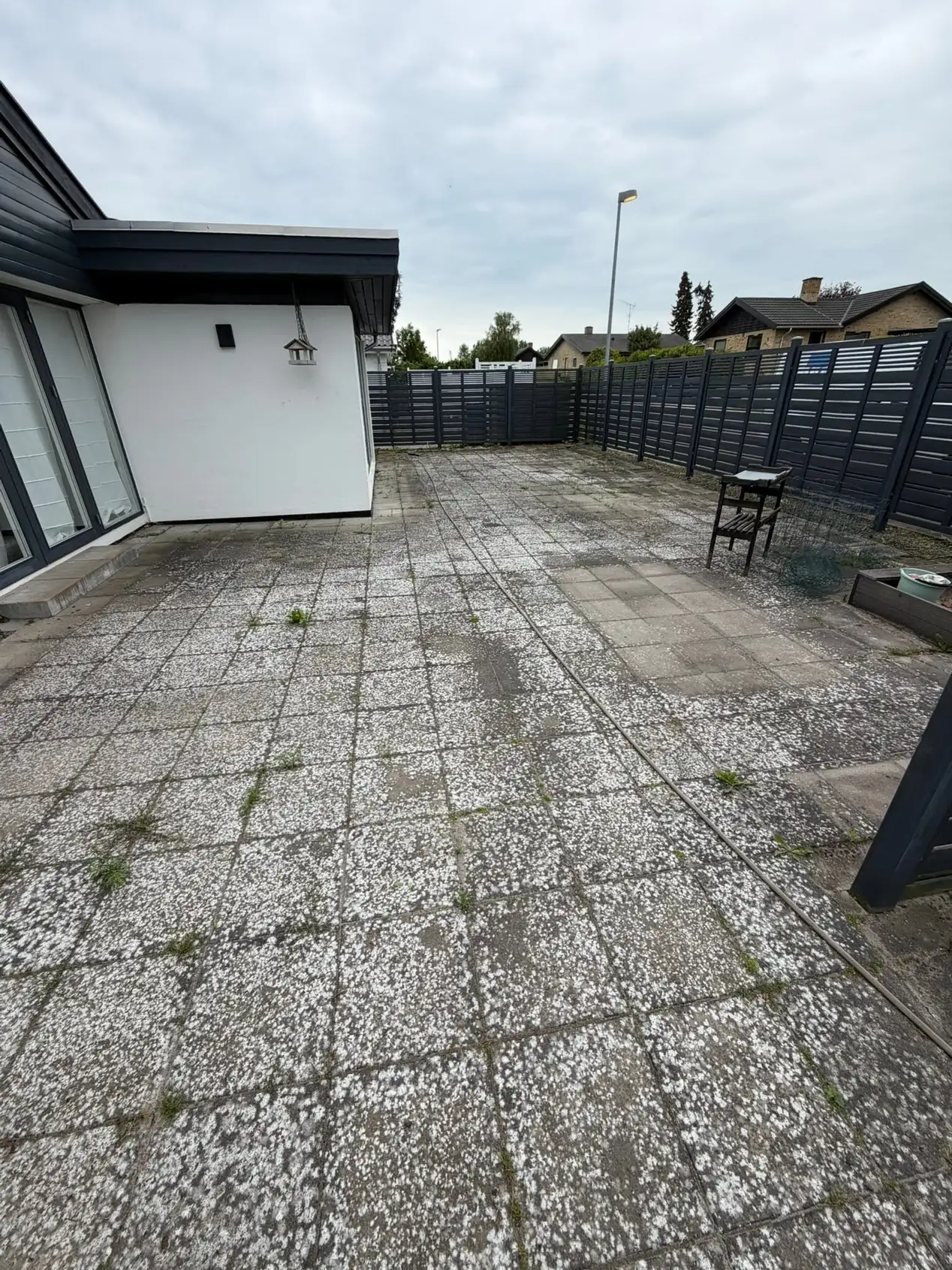 Terrasse med grå fliser før fliserens