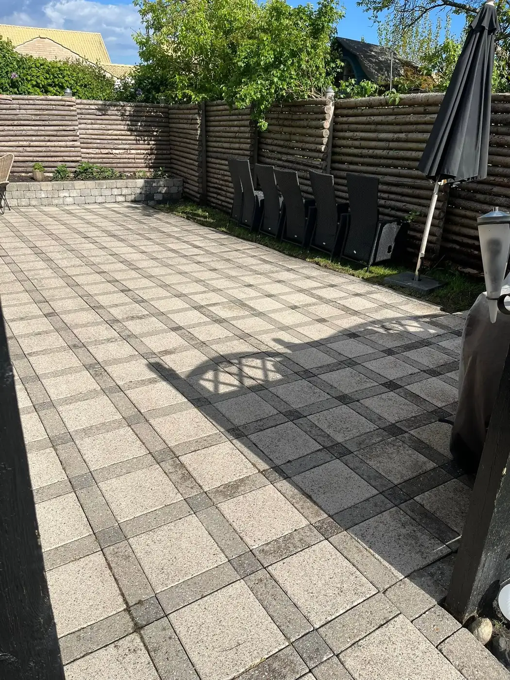Samme flisegård efter rensning