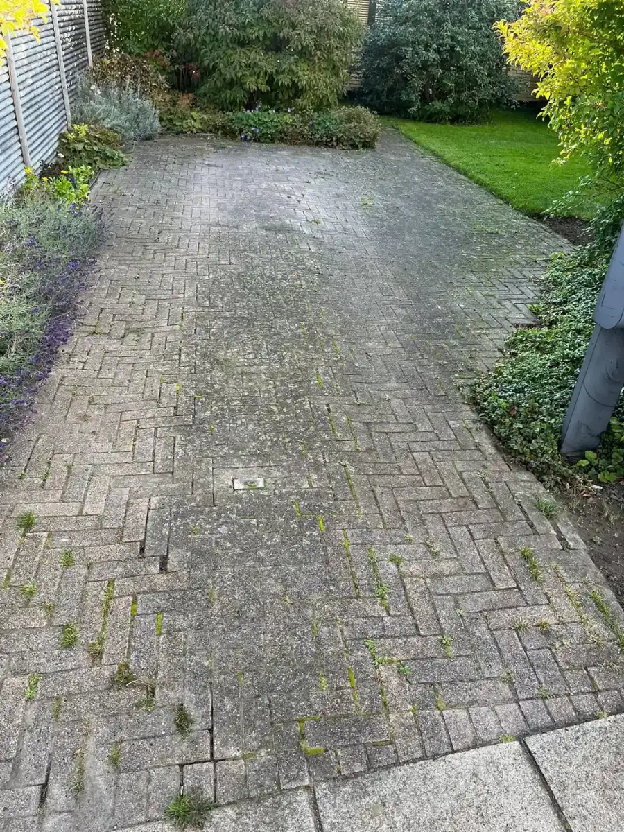 Rød sildebensbelægning før rensning