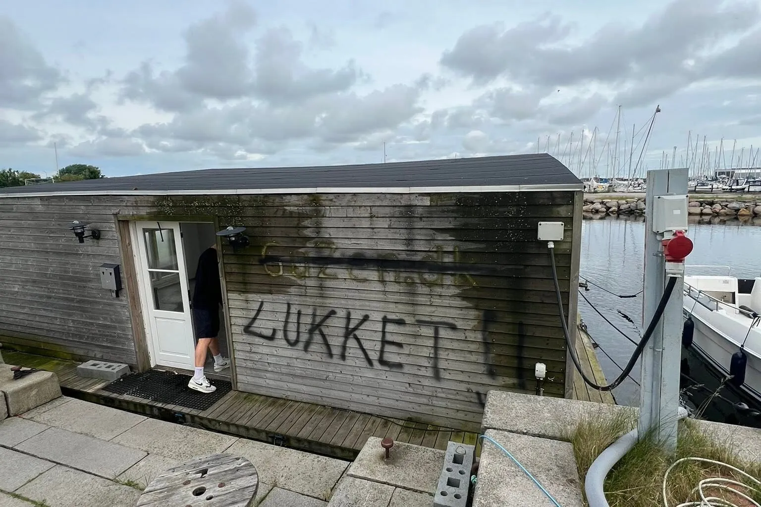 Graffiti på en facade før rensning